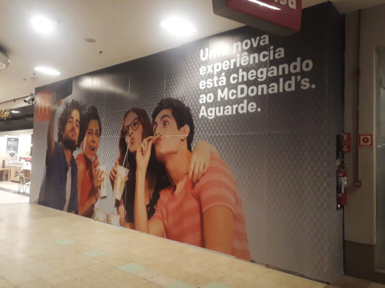 Painel de adesivo de parede impresso instalado em loja de shopping