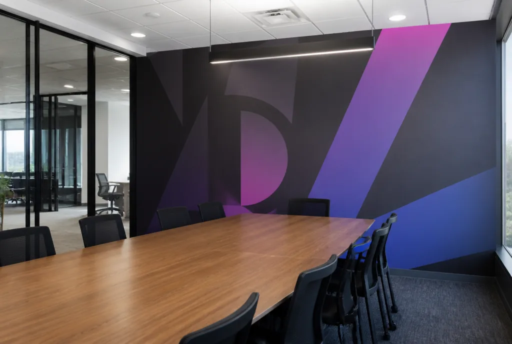 Adesivo de parede com arte institucional em sala de reunião corporativa