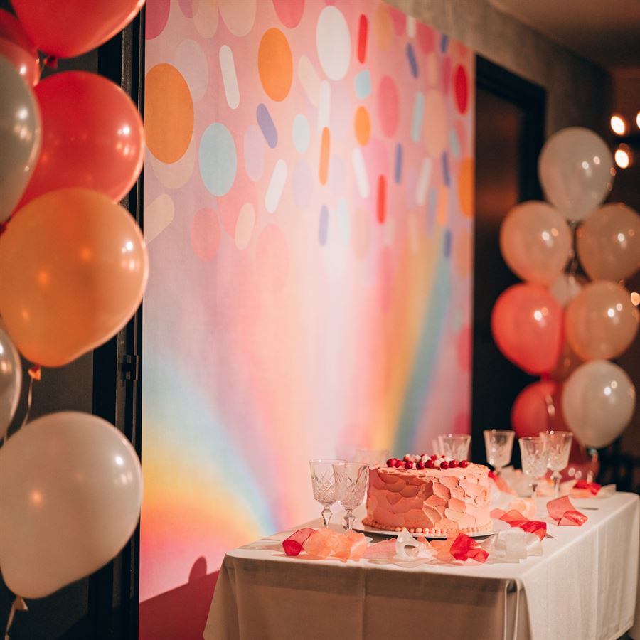 Painel de lona impressa usado como fundo de mesa em festa de aniversário