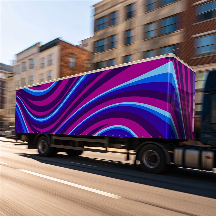 Caminhão envelopado com a marca da empresa