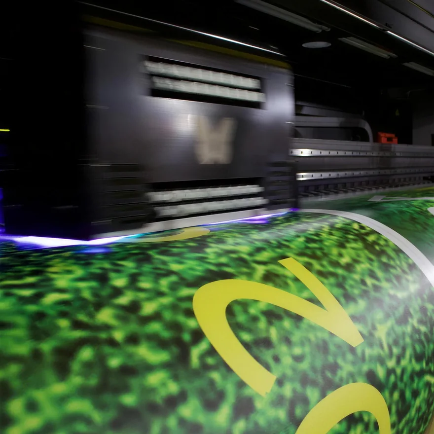 Envelopamento com arte verde em veículo