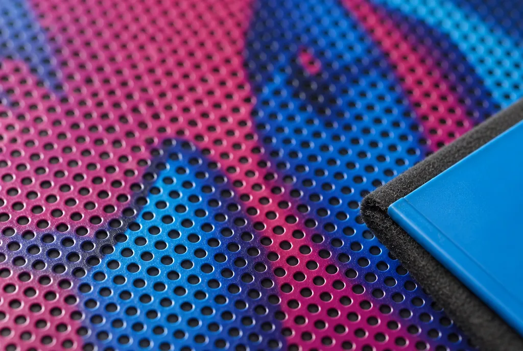 Detalhe macro da trama de microfuros do adesivo aplicado no vidro