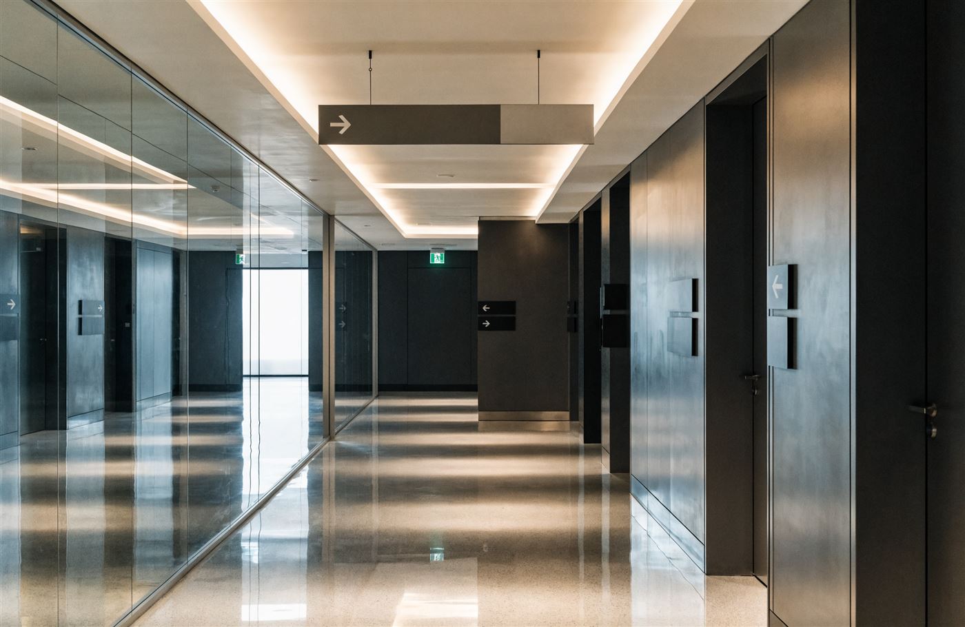 Corredor corporativo com sistema completo de placas de sinalização e saída de emergência