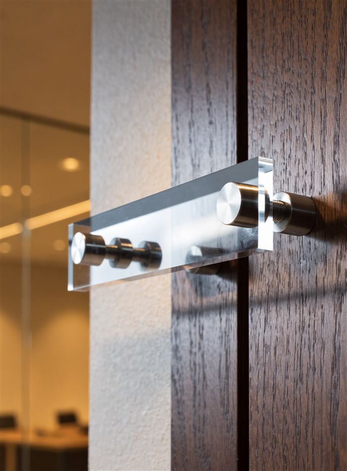 Placa de acrílico de identificação de sala fixada com prolongadores de inox