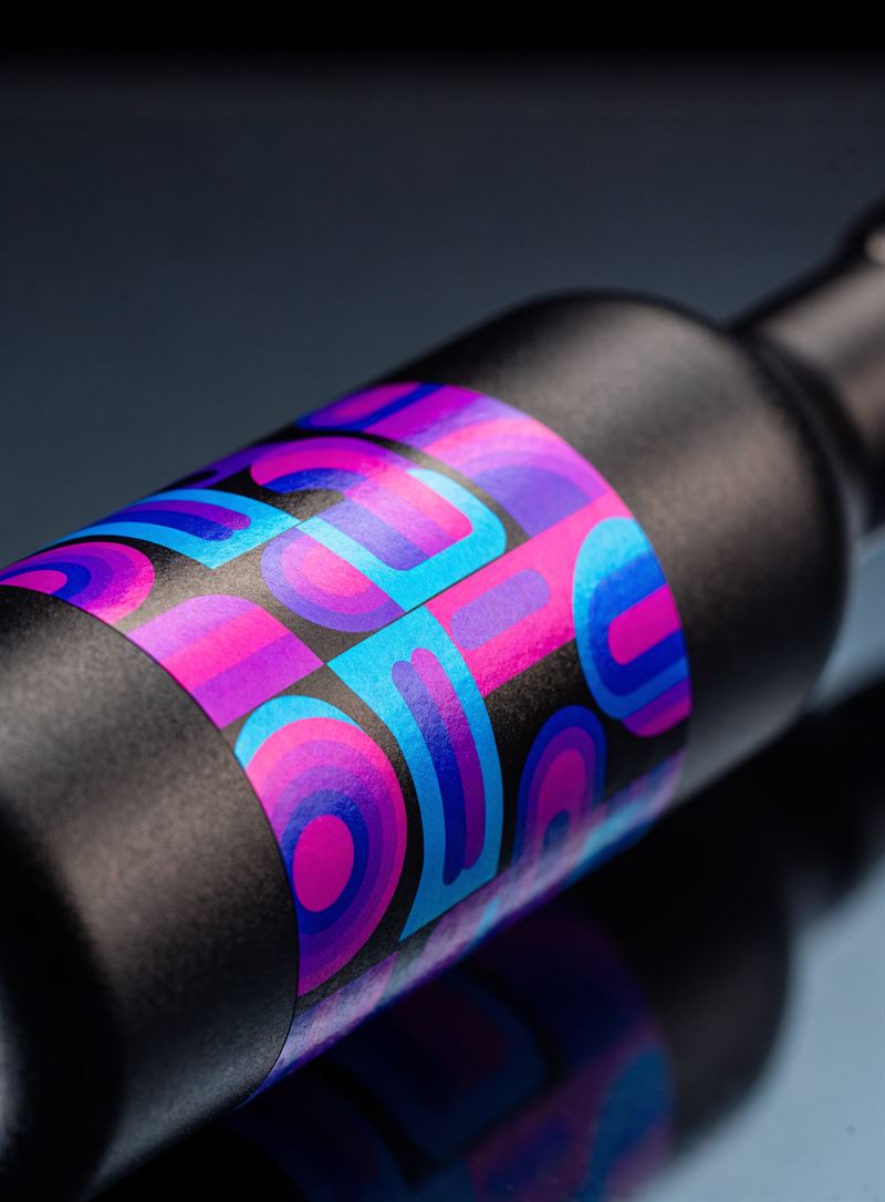 Garrafa com adesivo DTF UV colorido aplicado