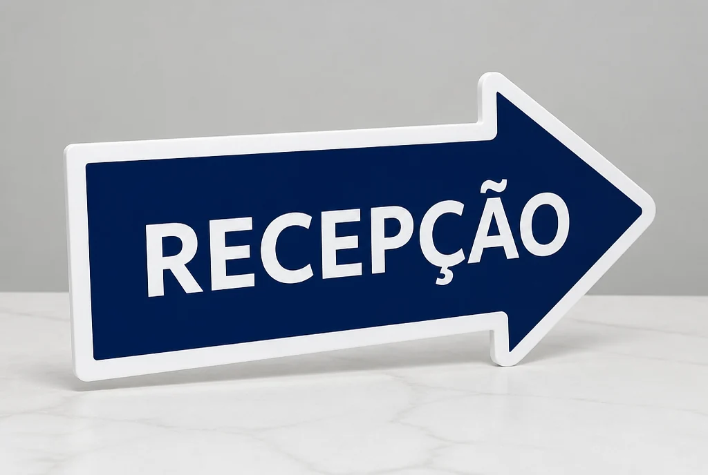 Placa recortada no formato de uma seta, impressa em azul e branco