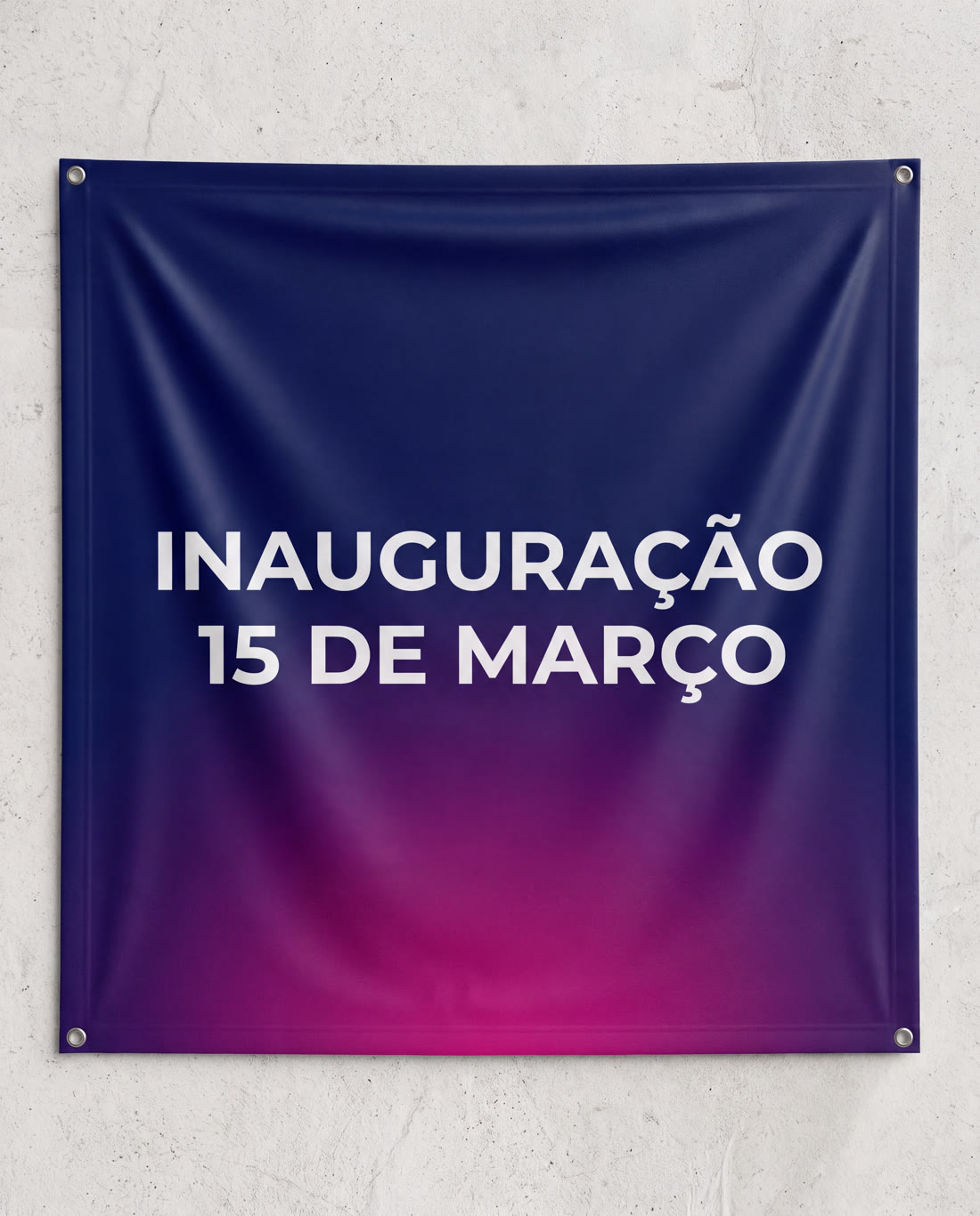 Banner de lona de frente, esticado, com o texto INAUGURAÇÃO 15 DE MARÇO
