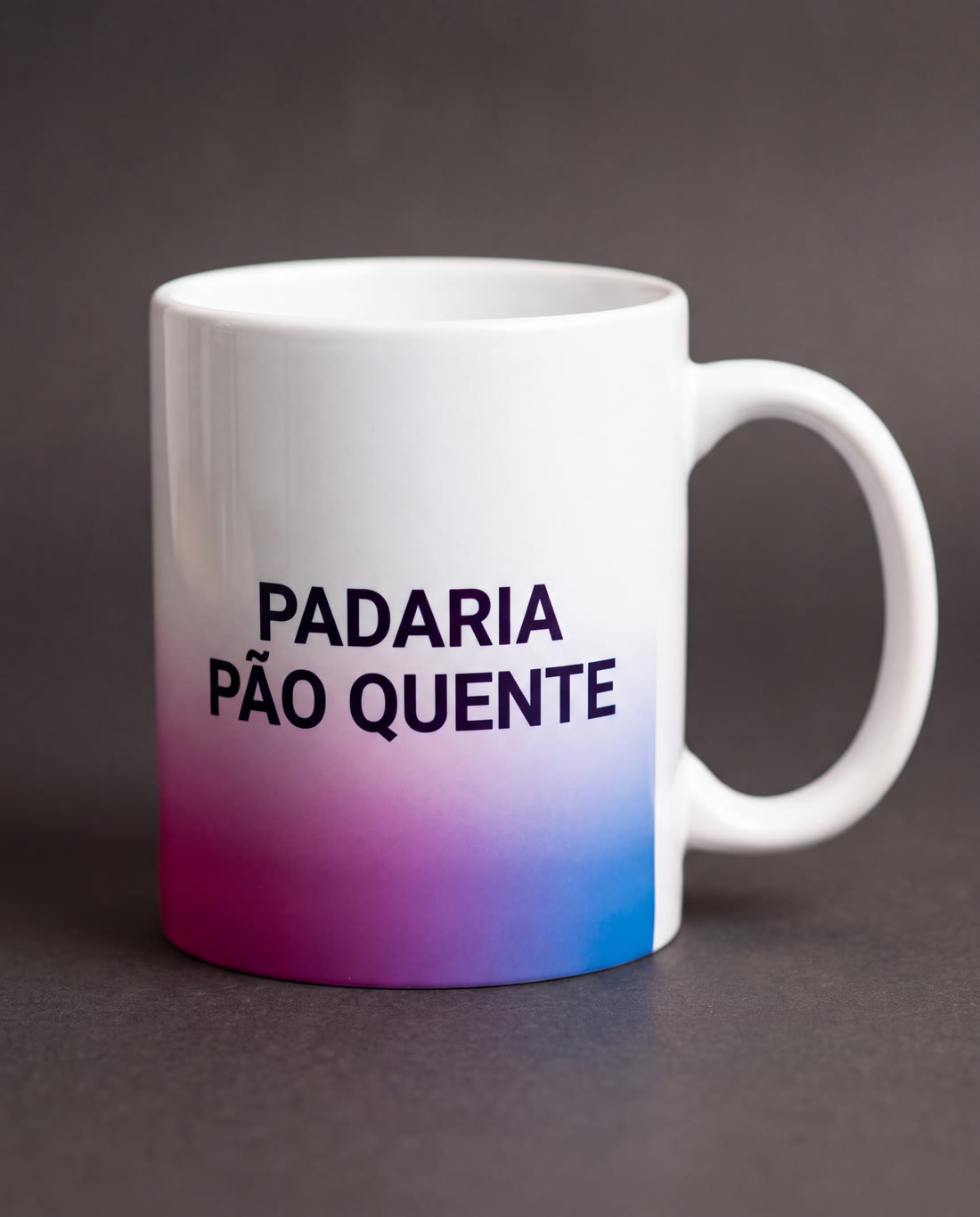 Caneca branca de frente, com a arte da Padaria Pão Quente
