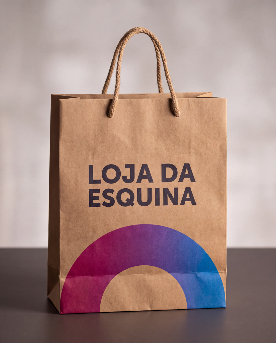Sacola kraft de frente, com a marca Loja da Esquina impressa