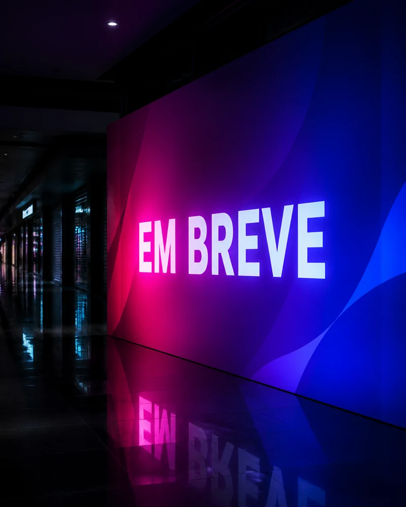 Imagem ilustrativa: tapume de loja em obra em shopping revestido com adesivo impresso de abertura
